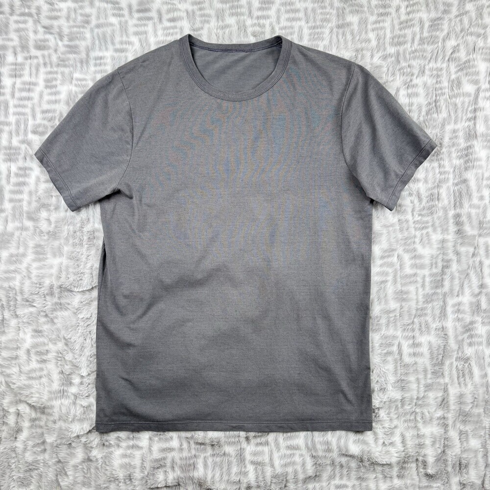 LULULEMON T-Shirt Short Sleeves Grey Men's Size S Stretchy EUC - NO TAGS